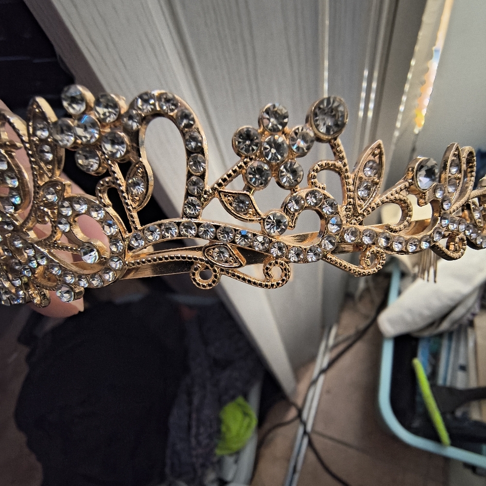 3/20$*Elegant Gold Tiara - Picture 6 of 8